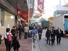 莊士敦道(龍門酒樓對開路段行人道狹窄) 舊貌(攝於 2001年1月)