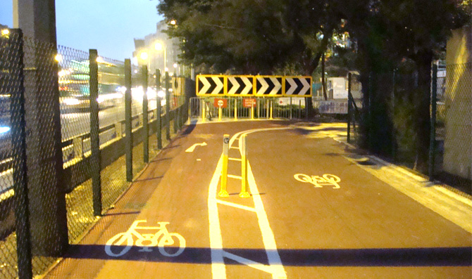 单车径斜路(有急弯)之交通标志及道路标记的安排