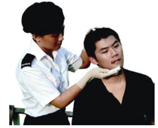 扶起傷者頭部示意圖