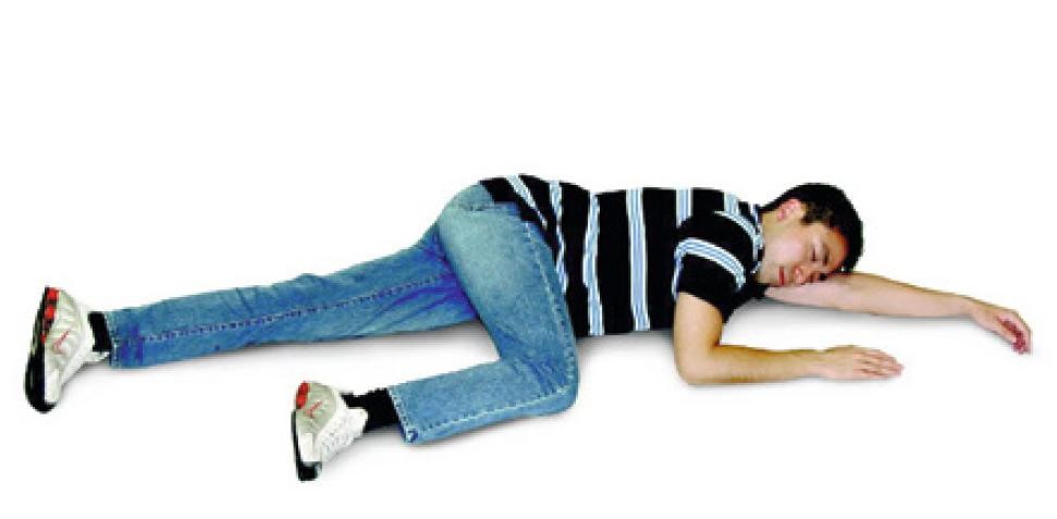 把傷者推至側臥示意圖