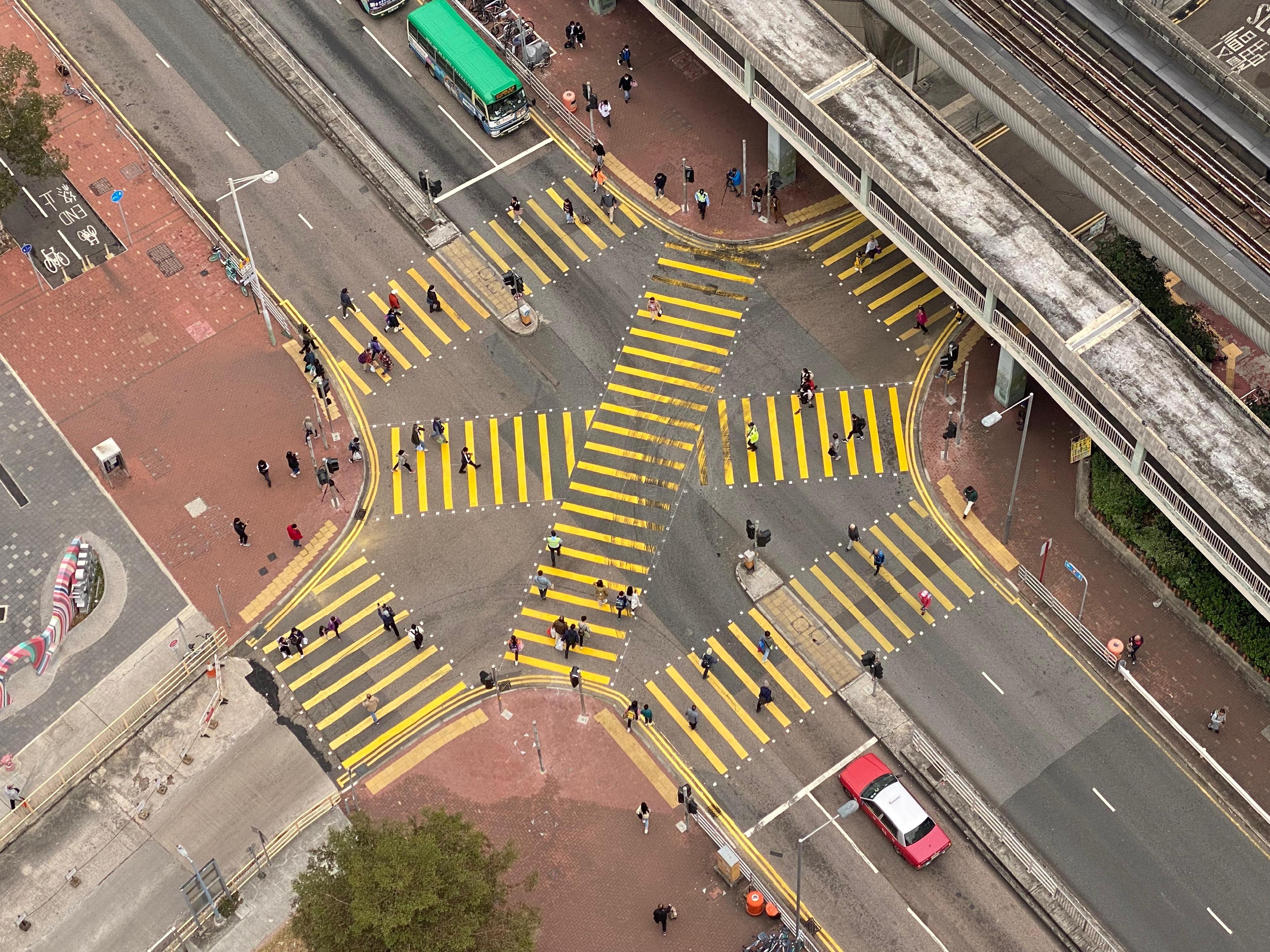 The Transport Department announced that the works for diagonal crossings at the junction of Sha Kok Street and Yat Tai Street in Sha Tin have been completed and that the crossings are open for use today (January 31). Diagonal crossings allow pedestrians to walk directly to a diagonal corner via the centre of the junction, thus reducing the walking distance and saving time. The Transport Department announced that the works for diagonal crossings at the junction of Sha Kok Street and Yat Tai Street in Sha Tin have been completed and that the crossings are open for use today (January 31). Diagonal crossings allow pedestrians to walk directly to a diagonal corner via the centre of the junction, thus reducing the walking distance and saving time.