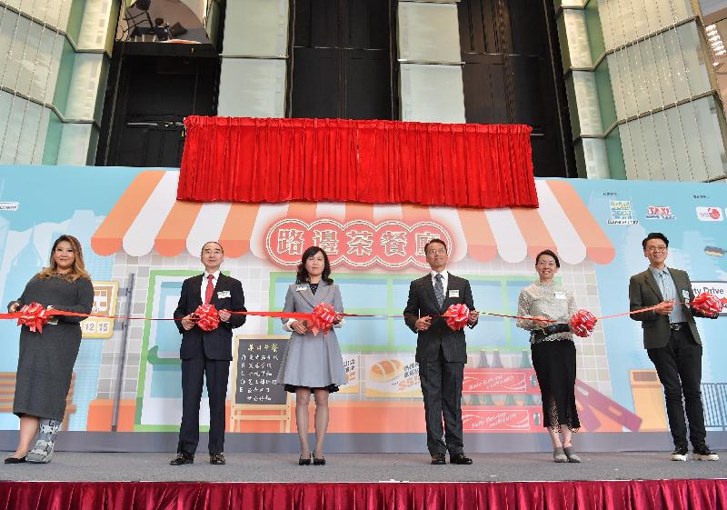 「至fit安全駕駛大行動」打氣大會今日（十二月十五日）舉行，向商用車司機推廣駕駛安全和關注個人健康。主禮嘉賓為（左起）「至fit安全駕駛大使」鄭欣宜、交通諮詢委員會主席郭琳廣、運輸署署長陳美寶、署理警務處處長劉業成、道路安全議會道路安全宣傳運動委員會主席馬家慧和「至fit安全駕駛大使」陳志雲。