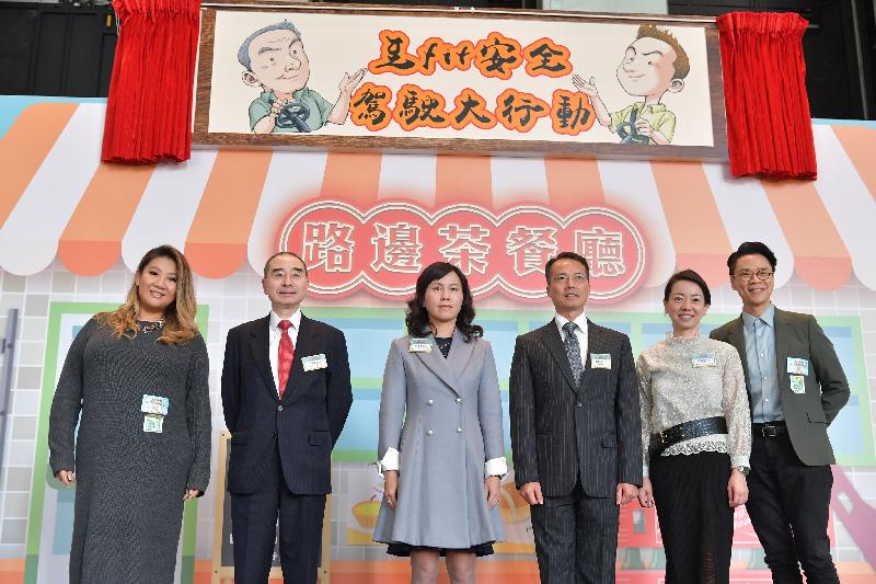 「至fit安全駕駛大行動」打氣大會今日（十二月十五日）舉行，向商用車司機推廣駕駛安全和關注個人健康。主禮嘉賓為（左起）「至fit安全駕駛大使」鄭欣宜、交通諮詢委員會主席郭琳廣、運輸署署長陳美寶、署理警務處處長劉業成、道路安全議會道路安全宣傳運動委員會主席馬家慧和「至fit安全駕駛大使」陳志雲。