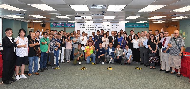 运输署及的士服务质素委员会今日（七月二十七日）公布全新《香港的士服务标准》及《香港的士服务指引》，并邀请的士业界代表出席在运输署总部举行的发布会，向业界推广及呼籲他们支持及遵守新服务标准和指引。图示运输署署长陈美宝与的士业代表和嘉宾合照。 