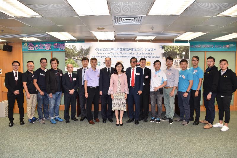 運輸署今日（九月二十八日）公布《無樁式自助單車租賃業務守則》，並與四間自助單車租賃營辦商簽署《無樁式自助單車租賃業務營運備忘錄》，以推動無樁式自助單車租賃服務運作的自律性和可持續發展。多名大埔、沙田及北區區議會議員，以及交通諮詢委員會委員及前奧運香港單車隊代表洪松蔭（右七）亦出席儀式見證備忘錄簽署。