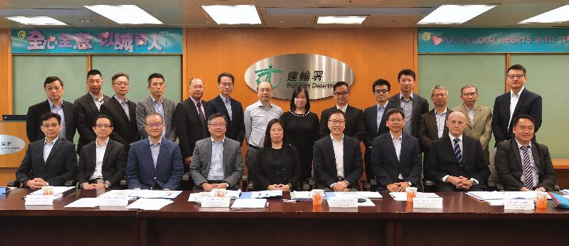 運輸署今日（四月三日）召開加強專營巴士安全委員會首次會議，與所有專營巴士營辦商代表及專家學者共同討論，探討如何加強改善專營巴士安全及推展加強專營巴士安全的措施。圖示運輸署副署長（公共運輸及管理）李萃珍（前排中）、運輸署助理署長（巴士及鐵路）黃志光（前排右一）、運輸署助理署長（行政及牌照）陳英傑（後排右六）、署理運輸署助理署長（技術服務）邱國鼎（後排左六）、專家學者包括香港大學工程學院副院長（發展及對外關係）兼土木工程系講座教授黃仕進教授（前排左四）和香港理工大學協理副校長（學與教）兼康復治療科學系講座教授及神經科學中心實驗室總監陳智軒教授（前排右四），與各專營巴士公司代表及其他運輸署代表在會議前合照。