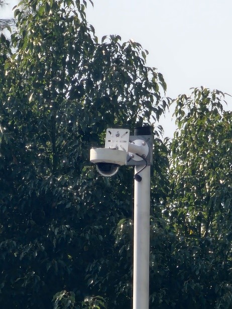 用於偵測車輛的鏡頭 安裝在交通燈柱頂的鏡頭