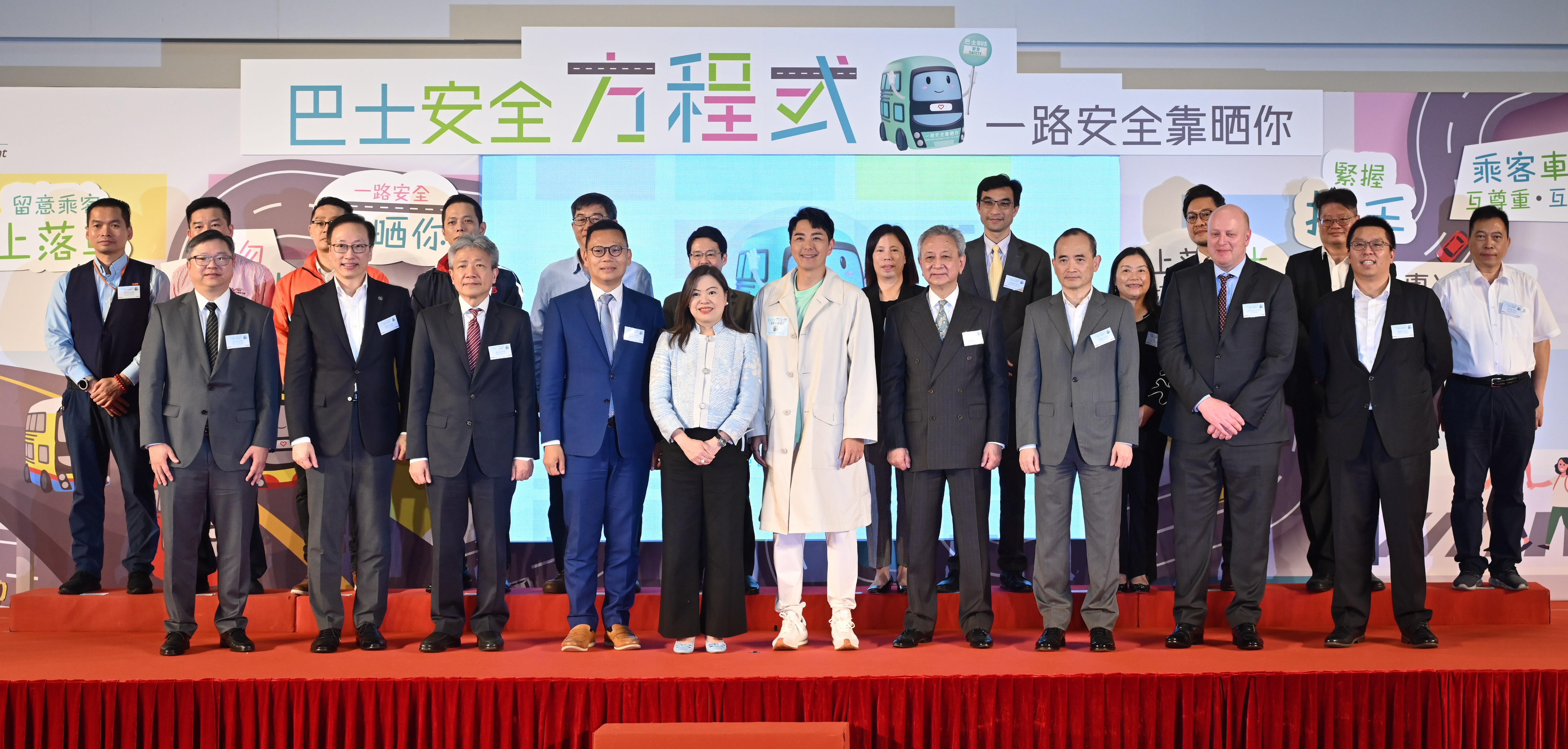 Photo of the Commissioner for Transport, Miss Rosanna Law (front row, fifth left), with guests and representatives from franchised bus companies at the kick-off ceremony