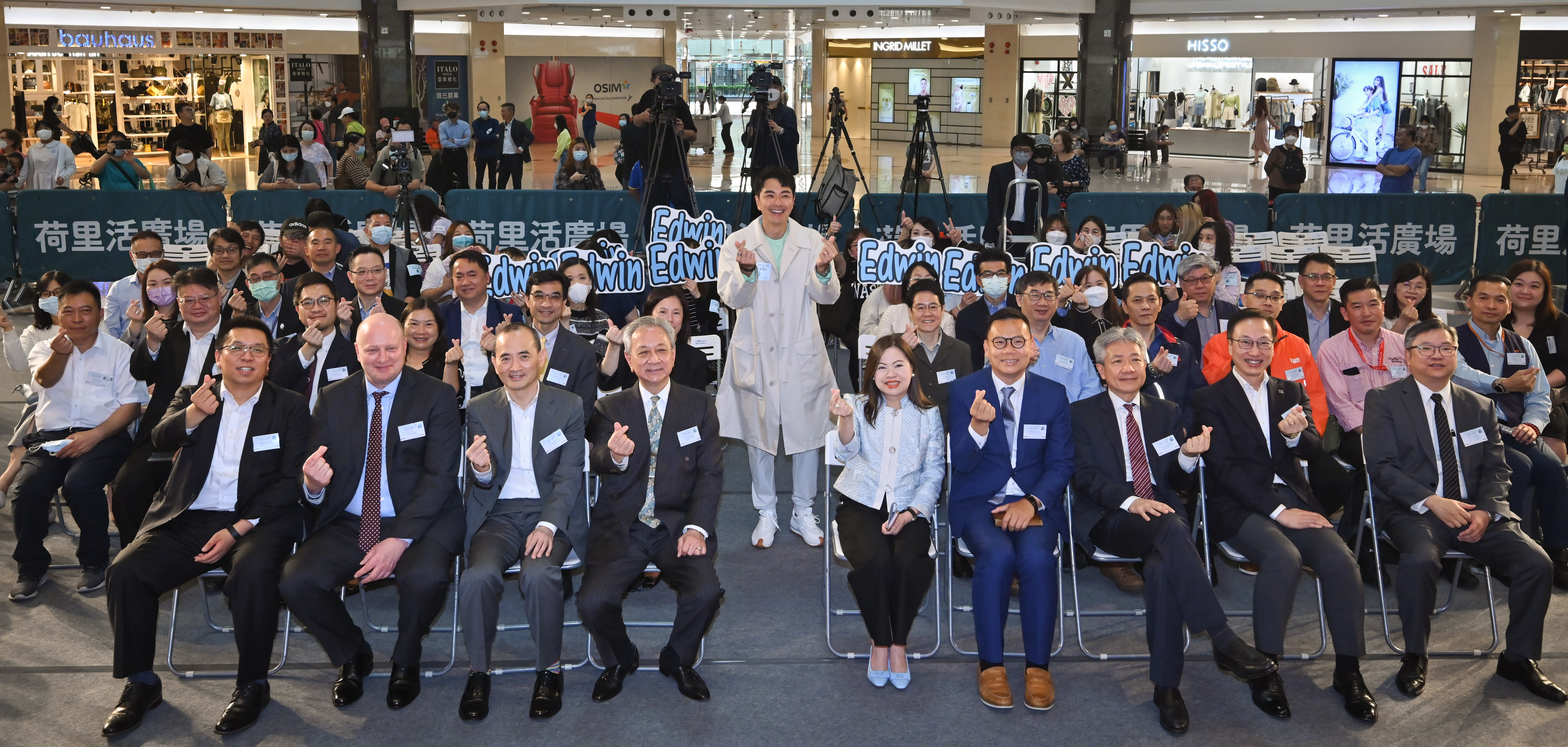 Photo of the Commissioner for Transport, Miss Rosanna Law (front row, fifth right), with guests and representatives from franchised bus companies at the kick-off ceremony