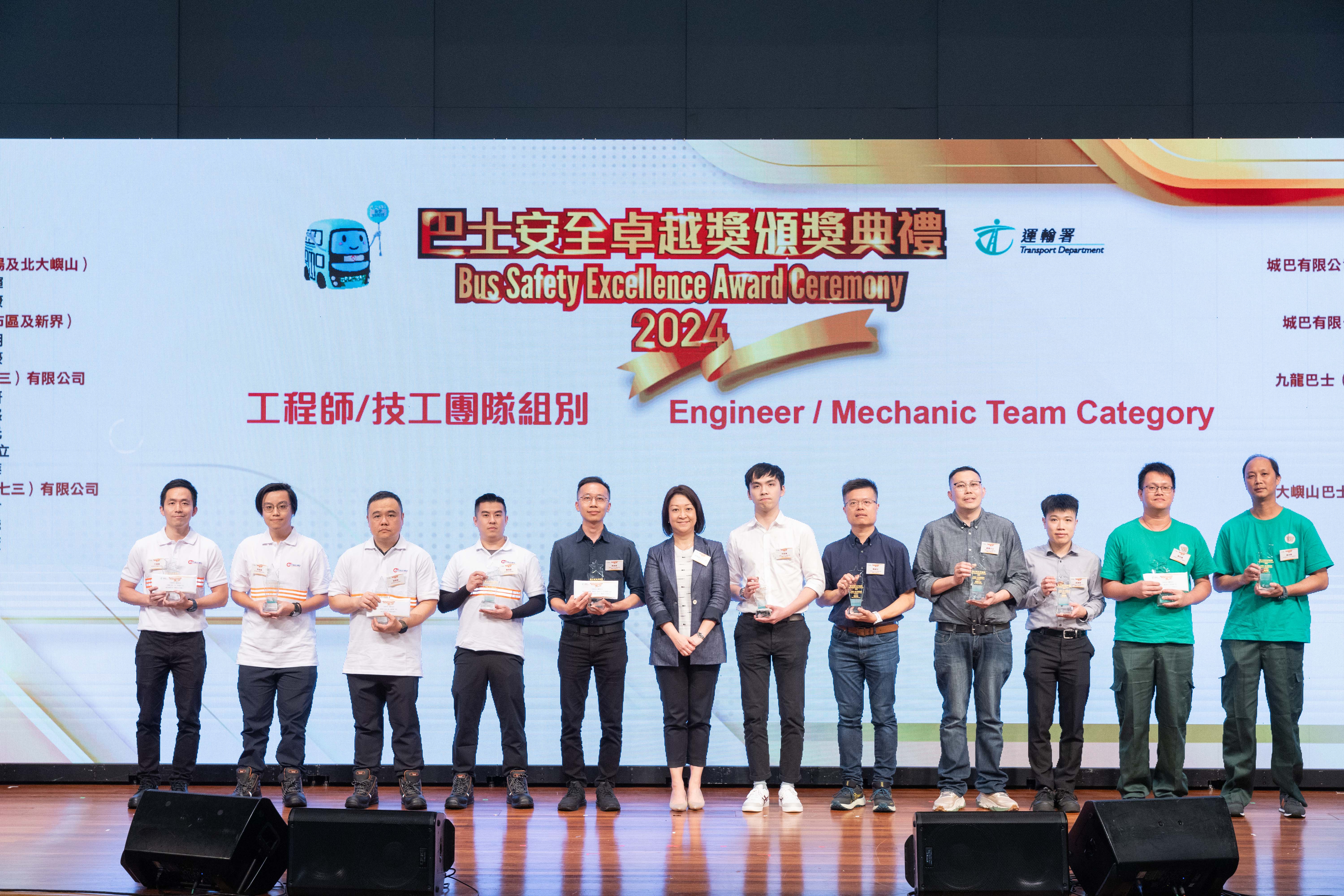 The Commissioner for Transport, Ms Angela Lee (sixth left), with winners of the Engineers and Mechanic Team Category