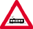 前面有輕鐵列車或電車過路口告示牌