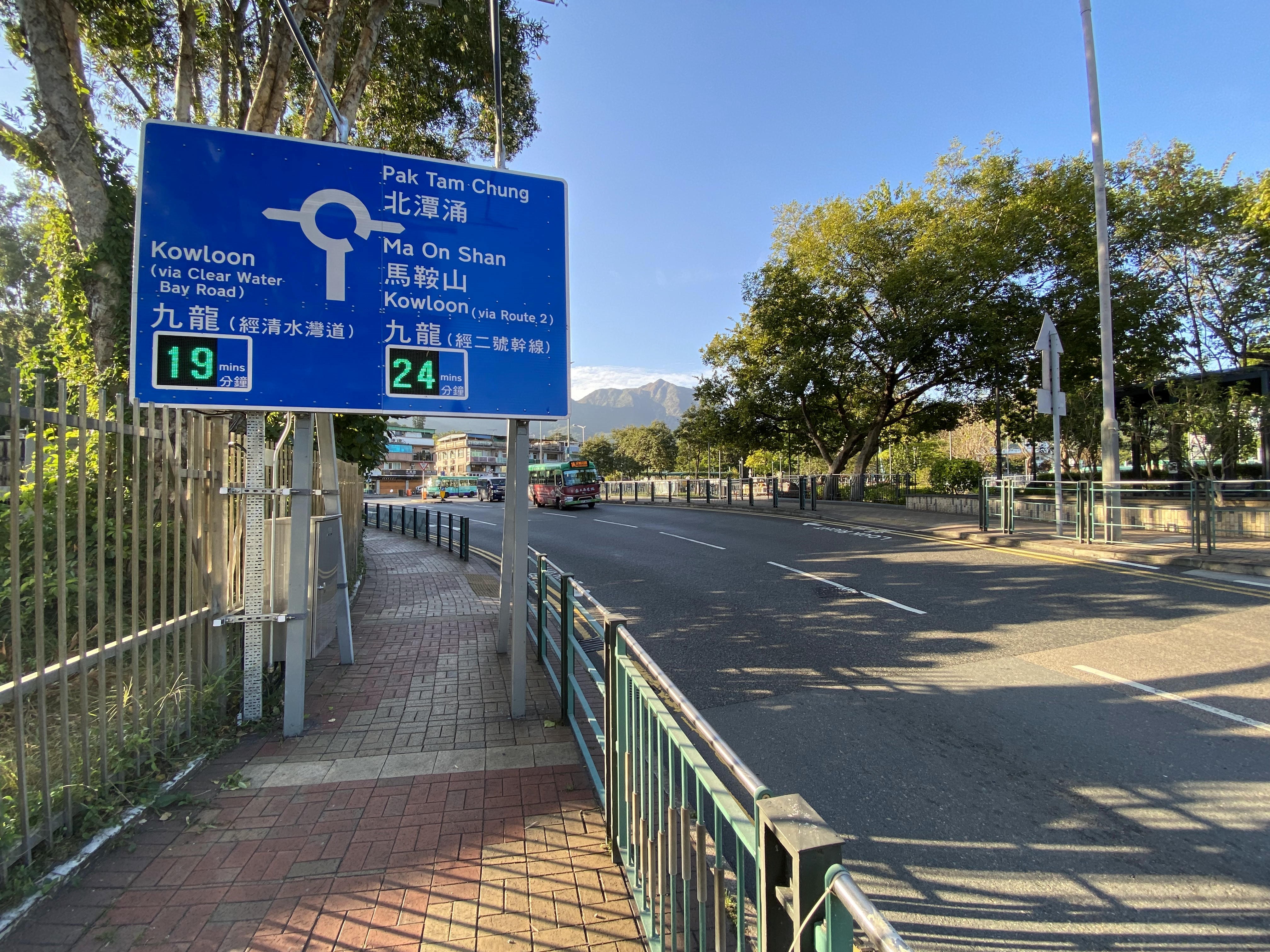 位於告士打道東行近稅務大樓的行車時間顯示器